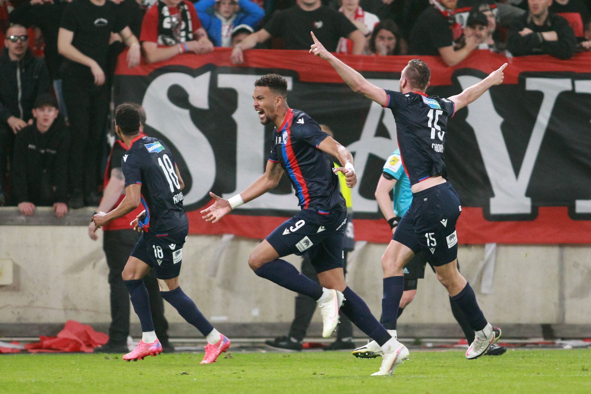 Jean-David Beauguel slaví gól v zápase 2. kola nadstavby F:L Slavia Praha - Viktoria Plzeň