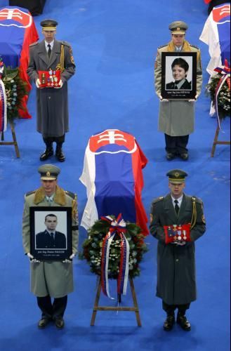 Rakve jsou pokryty státními vlajkami