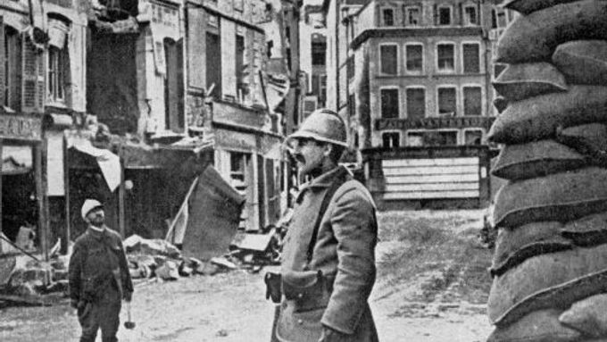 1. světová válka - zničená ulice ve Verdunu, městě, jehož jméno se stalo symbolem zkázy v 1. světové válce. Snímek z roku 1916.