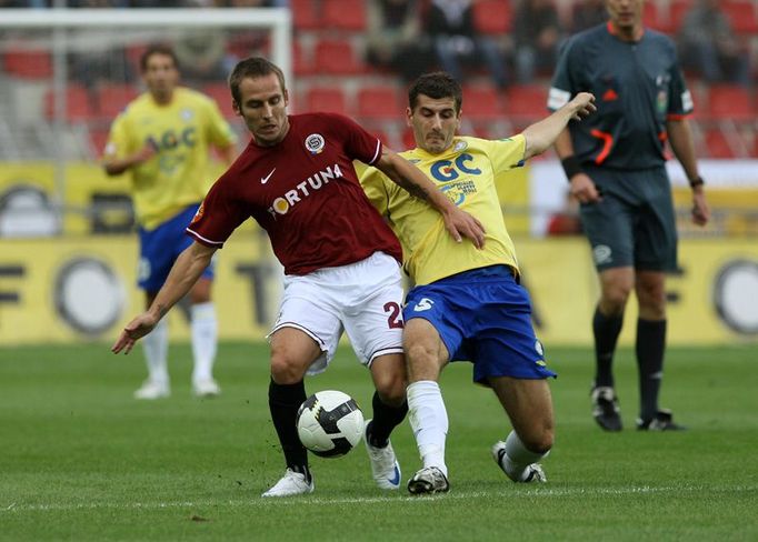 Miroslav Matušovič v souboji s Admirem Ljevakovičem (ve žlutém).