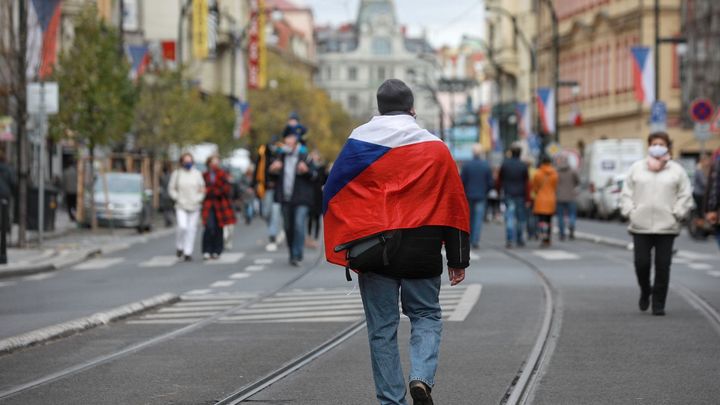 Babiš oslavil 17. listopad na Národní třídě brzy ráno. Chtěl se vyhnout demonstrantům; Zdroj foto: Jakub Plíhal