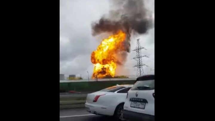 U Moskvy hoří elektrárna. Lidé si šlehající plameny točí na video