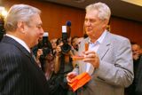 Miloš Zeman daroval svému příteli Miroslavu Šloufovi zlatý odznak člena ČSSD. Zeman ze strany vystoupil na jaře roku 2007, sám už jej prý nepotřebuje.