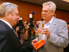 Miloš Zeman daroval svému příteli Miroslavu Šloufovi zlatý odznak člena ČSSD. Zeman ze strany vystoupil na jaře roku 2007, sám už jej prý nepotřebuje.
