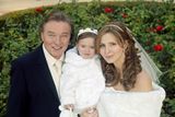 2008: Gott se v Las Vegas oženil, vzal si Ivanu Macháčkovou. Na snímku pózují s dcerou Charlottou.