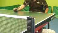 "Pingpong hraju šest let. V roce 2010 jsem byl na mistrovství světa v Jižní Koreji v jednotlivcích na devátém až dvanáctém místě a letos na mistrovství Evropy jsem vypadnul ve čtvrtfinále," vypočítal Jirka své největší úspěchy. A na mistrovství Evropy získal v družstvech stříbro. Jedna pingpongová sezóna ho stojí okolo 100.000 korun a jen něco z nich se mu povede obstarat mezi sponzory. Pro ilustraci - na loňské MS v Jižní Koreji potřeboval 60.000 korun. Ještěže dostal už v roce 2003 práci na spinální jednotce v liberecké nemocnici. Díky speciálním kurzům, absolvovaným v pražském Centru Paraple, dělá na  ´spinálce´ instruktora soběstačnosti a handicapované pacienty učí, jak žít na vozíku. "Radím jim třeba, jak na něm správně sedět, jezdit, přesunovat se z něj na postel, záchod a sprchovou židli. Radím jim i s bazbariérovými úpravami bytu," podotkl Jirka. Lidem s těžkým postižením pohybového ústrojí pomáhá také s výběrem vozíku. Anebo si s nimi docela obyčejně povídá a povzbuzuje je.