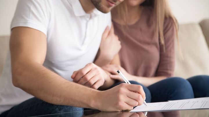Češi loni uzavřeli dosud nejvyšší počet manželských smluv, uvádí Notářská komora