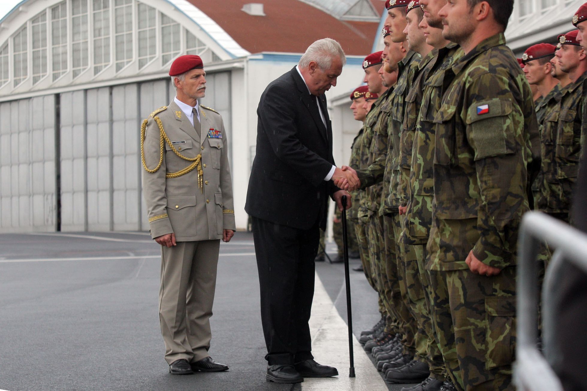 Přílet letadla s ostatky vojáků zabitých v Afghánistánu