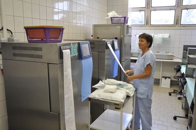 Sterilizace v náhradních prostorách s využitím takzvaných flash sterilizátorů.