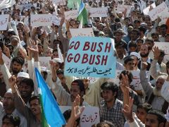 Ne všichni v Pákistánu Bushe vítají. Jeho příjezdu využila k protestu proti Mušarafovi i pákistánská opozice
