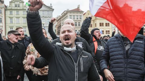 V centru Prahy demonstrovali odpůrci vládních opatření. Ke střetům s policií nedošlo
