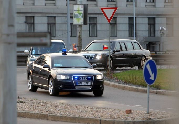 Příjezd prezidentské kolony k hotelu Hilton