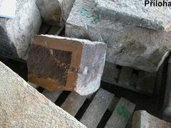 Torzo kamenného kvádru z petřínského pískovce uložené ve skladu. Například při opravě úseku XV B bylo vyřazeno 70 procent původních kamenných kvádrů, ačkoli podle průzkumu nevyhovělo požadavku dlouhodobé životnosti pouze 30 procent.