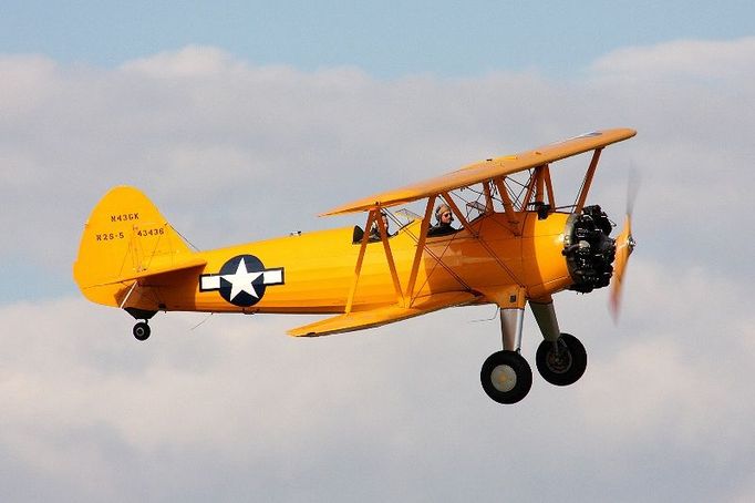 krasně žlutý dvouplošník STEARMAN Boeing