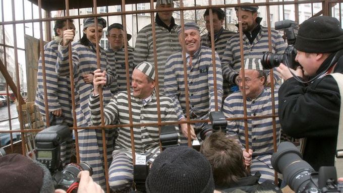 Cela v centru Prahy. Roli kubánského opozičníka si před rokem načas vyzkoušel i Mirek Topolánek.