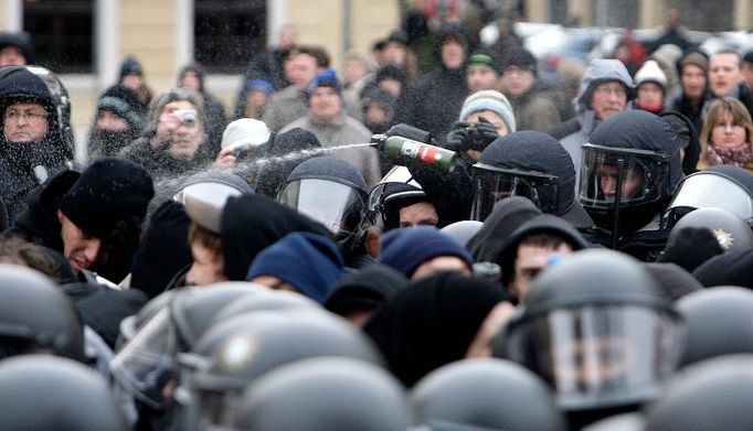 Policie musela proti rozvášněnému davu anarchistů použít i slzný plyn.