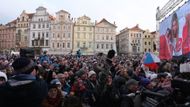 Od pondělní třetí hodiny odpoledne, kdy se na velkém pódiu rozběhl program, se začaly na Staroměstském náměstí srocovat davy fanoušků, kteří chtěly vidět dvě velké hvězdy uplynulých olympijských her v Koreji.