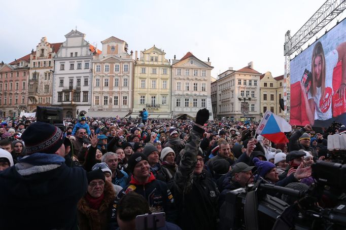 Fanoušci při přivítání Ester Ledecké a Martiny Sáblíkové na Staroměstském náměstí po návratu z OH v Pchjongčchangu