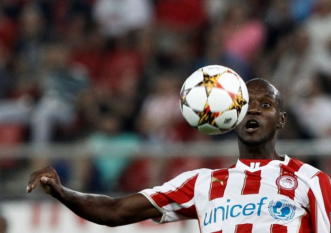 Eric Abidal v dresu Olympiacosu Pireus