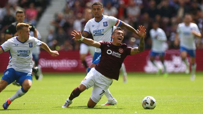 Kenneth Vargas z týmu Hearts, možného soupeře Plzně v předkole Evropské ligy, padá v souboji s Jamesem Tavernierem z Glasgow Rangers v sobotním utkání skotské ligy