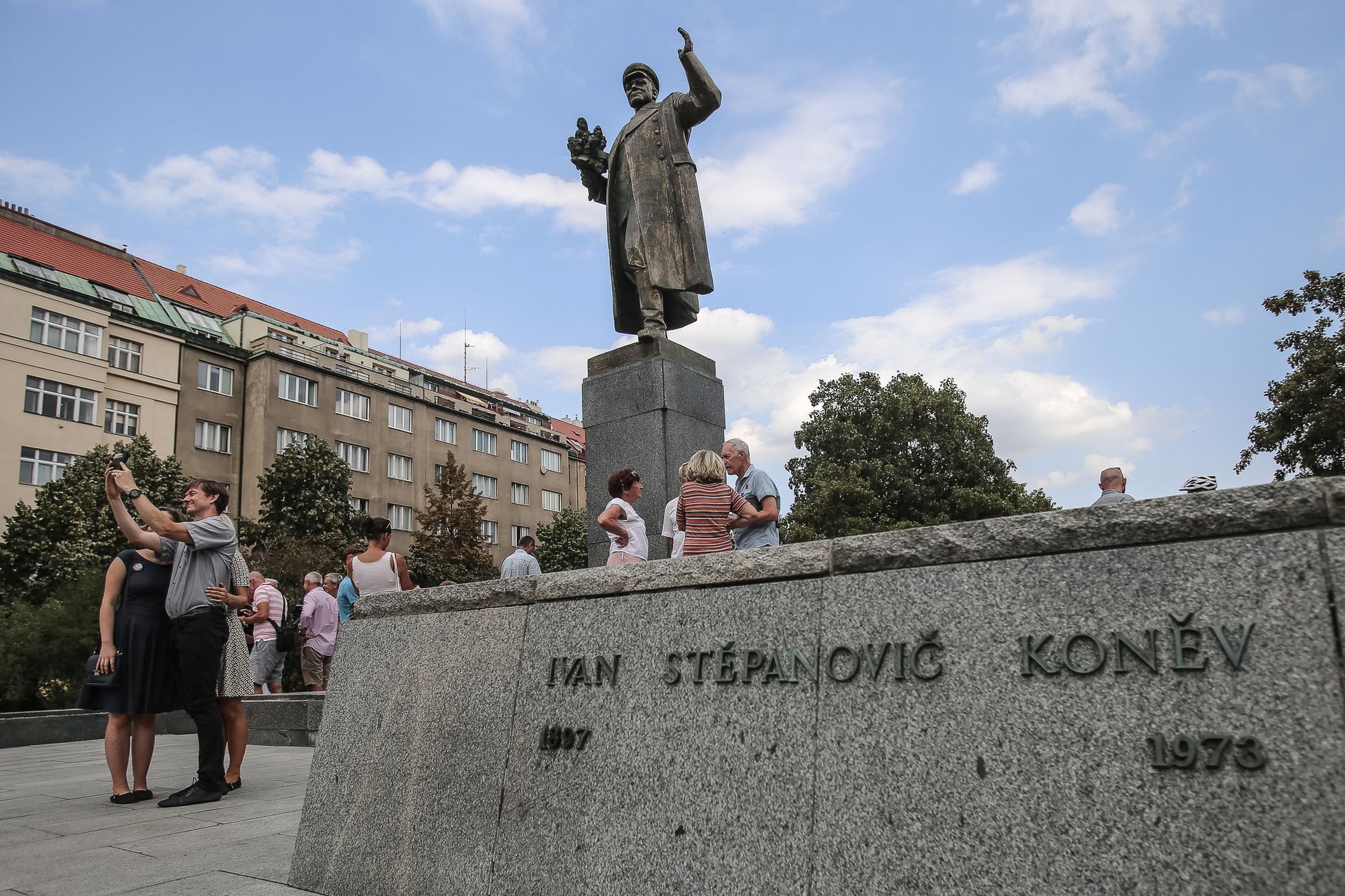 Nová tabulka u sochy maršála Koněva, Praha
