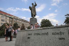 U sochy maršála Koněva odhalili vysvětlující desky. Přepisujete historii, protestovali komunisté