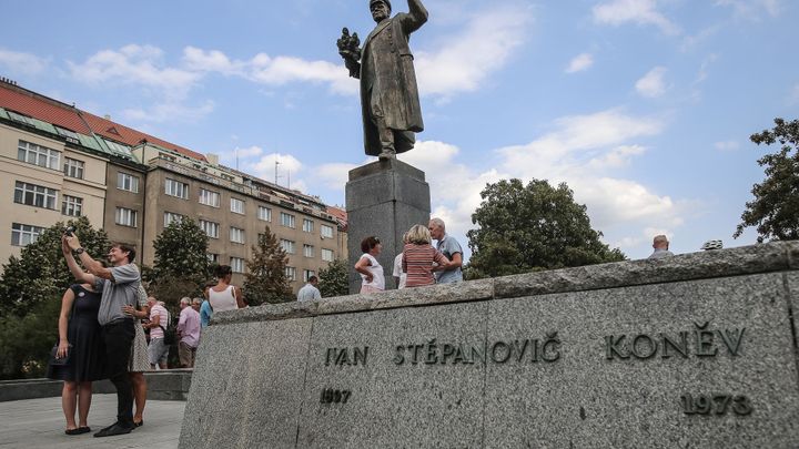 Živě: Zastupitelé Prahy 6 budou jednat o osudu sochy Koněva, místo hlídá policie