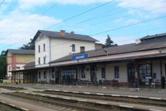 Kvůli opravě stanice Jaroměř začala v kraji rozsáhlá výluka, místo vlaků jezdí autobusy