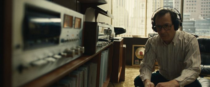 Jeremy Strong jako manažer a producent Jon Landau ve filmu Springsteen: Vysvoboď mě z neznáma.