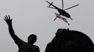 A Russian service helicopter carrying a military insignia flies over a monument on Red Square during the Victory Parade in Moscow May 9, 2012. Russia celebrates the 67th anniversary of the victory over Nazi Germany on Wednesday. REUTERS/Maxim Shemetov (RUSSIA - Tags: MILITARY ANNIVERSARY SOCIETY) Published: Kvě. 9, 2012, 9:16 dop.