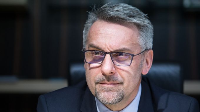 Lubomír Metnar včera zahájil řízení o zproštění funkce ředitele Úřadu pro zahraniční styky a informace Jiřího Šaška, který je ve funkci od roku 2014.