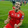 Gareth Bale slaví postup Walesu na Euro 2016