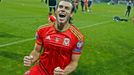 Gareth Bale slaví postup Walesu na Euro 2016