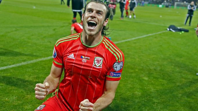 Gareth Bale slaví postup Walesu na Euro 2016