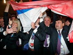 Členové ruské delegace slaví na jednání MOV v Guatemale schválení Soči jako pořadatelského města ZOH 2014.