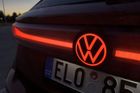 Loga VW mu svítí na obou koncích. Vzadu červeně...