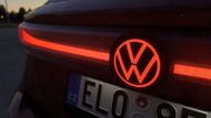 Loga VW mu svítí na obou koncích. Vzadu červeně...