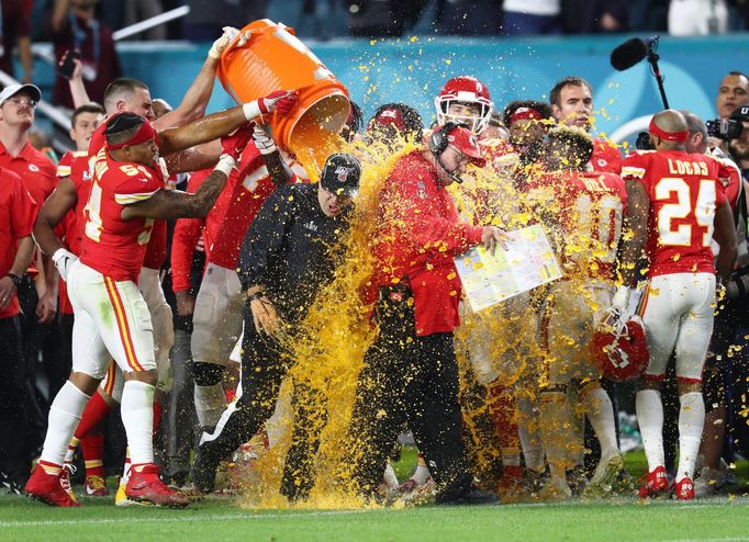 Hráči a trenér Andy Reid slaví triumf Kansas City Chiefs ve finále Super Bowlu LIV