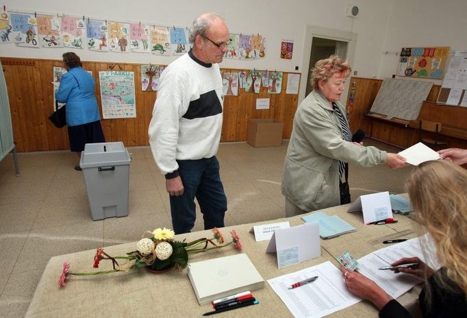 Během první hodiny po otevření volebních místností přišlo v okrsku pro 1114 voličů 3% z nich. Místnosti budou otevřeny celkem 14 hodin.