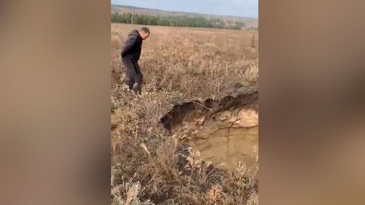 "Nemá dno." Vyděšení Rusové civěli do obrovské díry. Náhle se objevila na poli