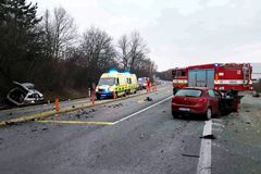 Na křižovatce u Kuřimi došlo k vážné nehodě dvou aut, na místě byli čtyři zranění