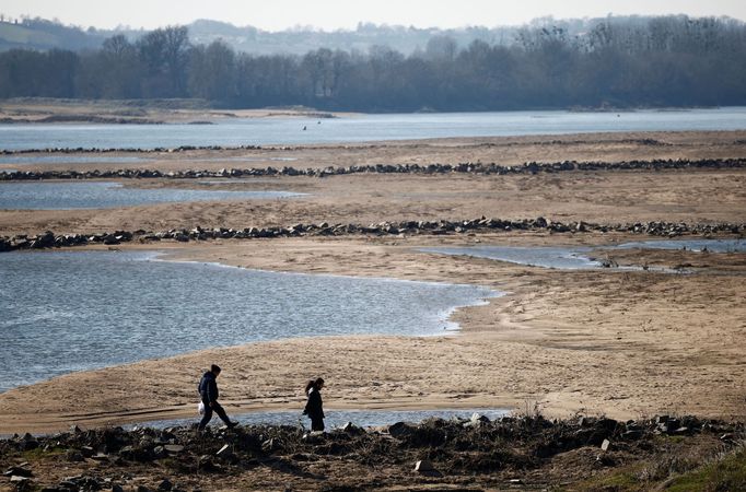 Národní meteorologická služba varovala, že množství sněhu ve francouzských Alpách a dalších francouzských pohořích je také mnohem nižší, než je pro zimu obvyklé