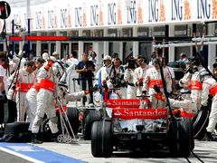 Kontroverzní chvíle kvalifikace na Hungaroringu. Fernando Alonso dál zůstává v boxech, i když za ním stojí Lewis Hamilton a čas mu rychle ubíhá.