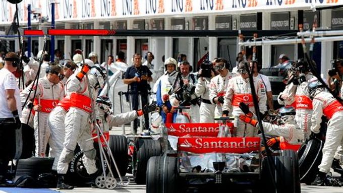 Kontroverzní chvíle kvalifikace na Hungaroringu. Fernando Alonso dál zůstává v boxech, i když za ním stojí Lewis Hamilton a čas mu rychle ubíhá.