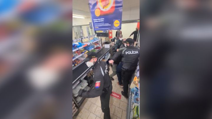Situace na Slovensku eskaluje. Antirouškaři se porvali s policisty, ti čelí výhrůžkám; Zdroj foto: Aktuálně.cz