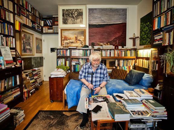 Petr Pithart je doma obklopený mnoha knihami. Před sebou na stole má několik nových knih rozečtených a nadále si udržuje velmi dobrý přehled o společenském dění