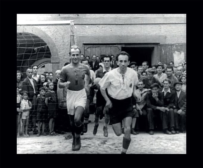 Poslední zápas, září 1944, ghetto Terezín, z nacistického propagandistického filmu Tým Péče o mládež (Jügendfursorge) proti týmu Skladu použitého textilu (Kleiderkammer)