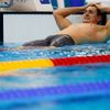 Jihoafrický plavec Cameron van der Burgh slaví vítězství v kategorii 100 metrů prsa na OH 2012 v Londýně.
