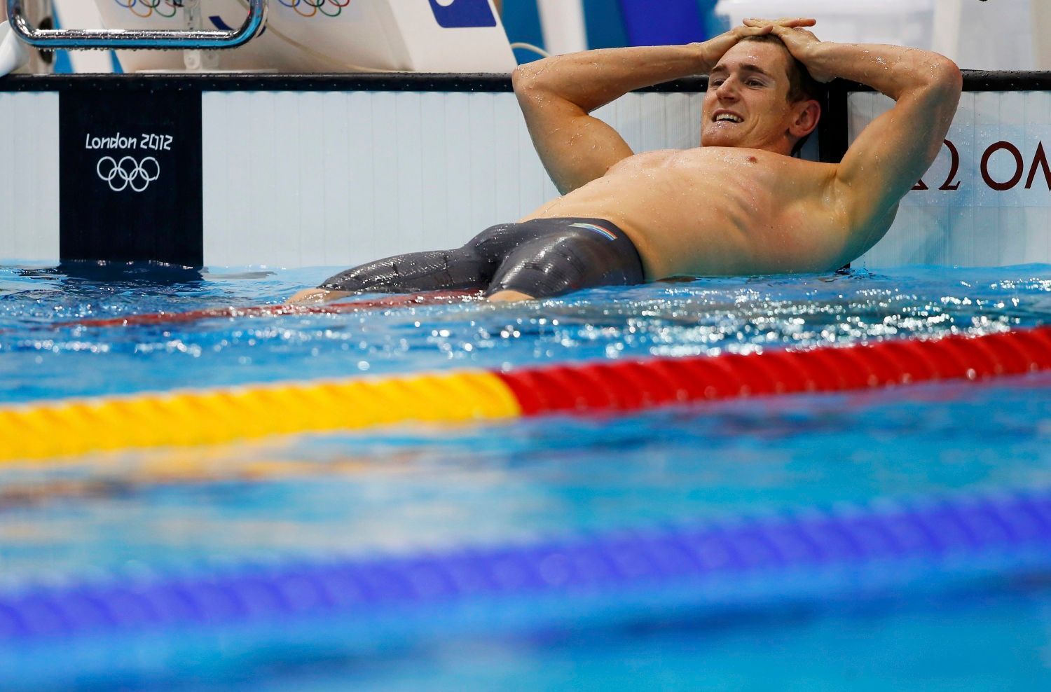 Jihoafrický plavec Cameron van der Burgh slaví vítězství v kategorii 100 metrů prsa na OH 2012 v Londýně.