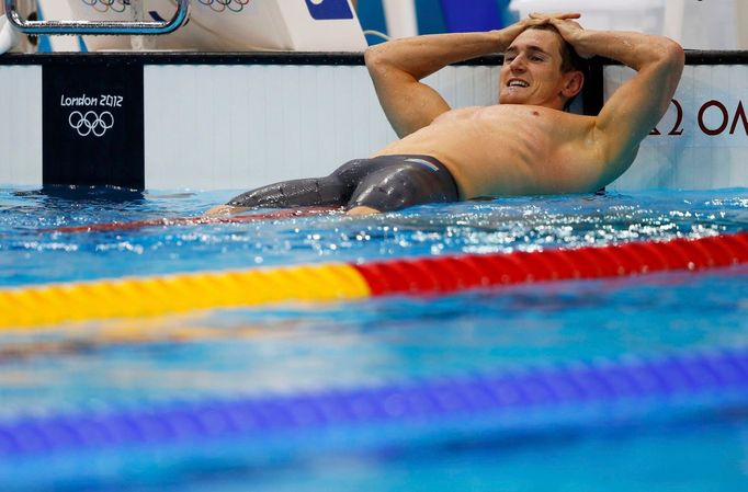 Jihoafrický plavec Cameron van der Burgh slaví vítězství v kategorii 100 metrů prsa na OH 2012 v Londýně.